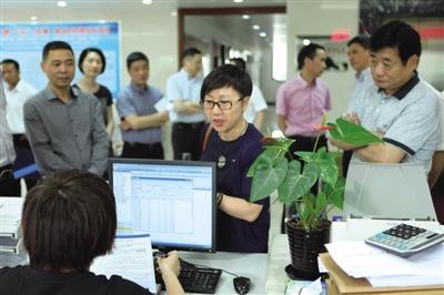 中国侨网部分市政协委员以明查暗访的形式对“最多跑一次”改革落地情况进行民主监督。