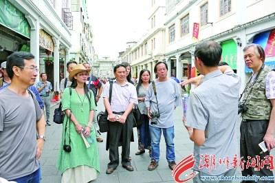 中国侨网20日上午，“潮城·古风”写生采风团的画家们穿街走巷，寻找创作灵感。（陈宏文 摄）