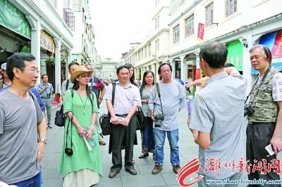 中国侨网20日上午,“潮城·古风”写生采风团的画家们穿街走巷,寻找创作灵感。(陈宏文 摄)