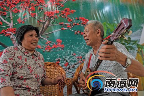 中国侨网村民唱村话民歌,为即兴演唱,有情歌对唱,有集体唱。(图片来源:南海网)