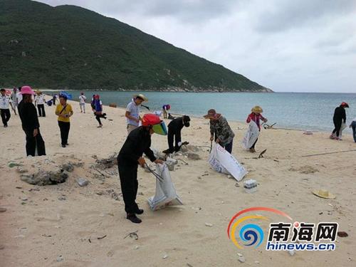 中国侨网图为万宁组织50名志愿者到大洲岛清理垃圾。通讯员 梁振玮 摄