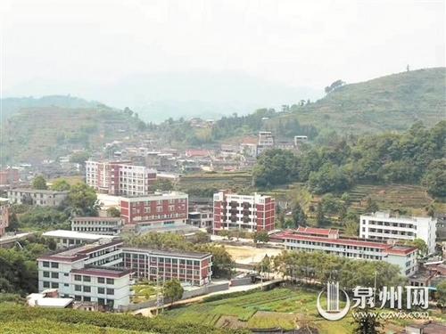 中国侨网图为侨胞捐资兴建的崇文中学。(崇文中学供图)