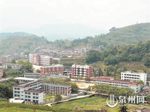 中国侨网图为侨胞捐资兴建的崇文中学。（崇文中学供图）