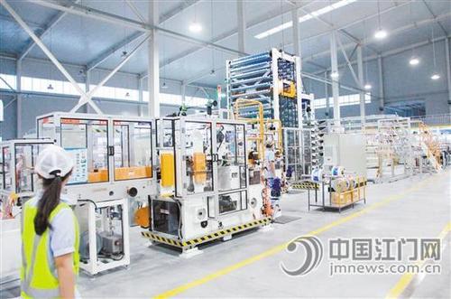 中国侨网我市把做强先进装备制造业作为“头号工程”,积极构建先进制造业新体系。图为维达纸业现代化生产车间。 肖开刚 摄