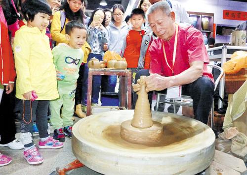 中国侨网资料图:黄树藩现场展示手拉朱泥壶陶艺 (来源:羊城晚报)