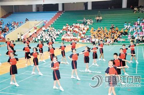 中国侨网恩城四小学生比赛时，动作齐整，颇有范儿。