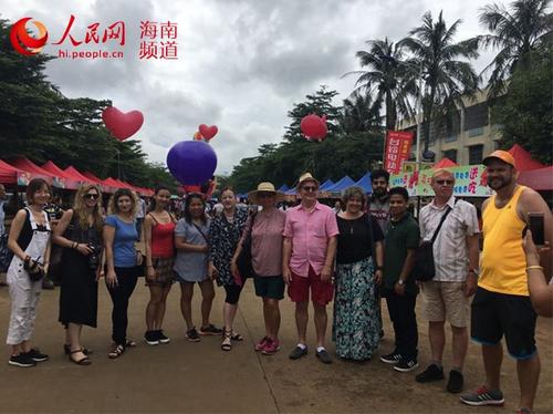 中国侨网来自不同国家的外国友人一起体验荔枝嘉年华活动。