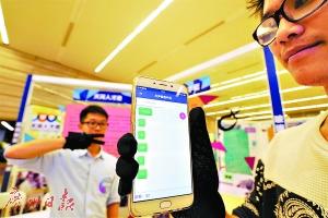 中国侨网这款手套能将手语翻译成文字实时显示在手机屏幕上。 广州日报全媒体记者王维宣 摄