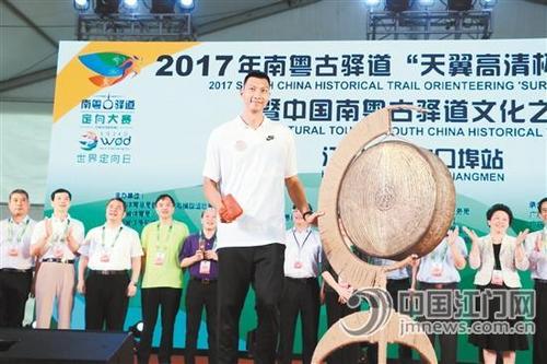 中国侨网大赛形象大使、著名篮球运动员易建联为大赛鸣锣。江门日报记者 谌磊 摄