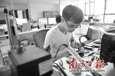 中国侨网微沃通讯科技发展有限公司技术人员对对讲机进行检测。