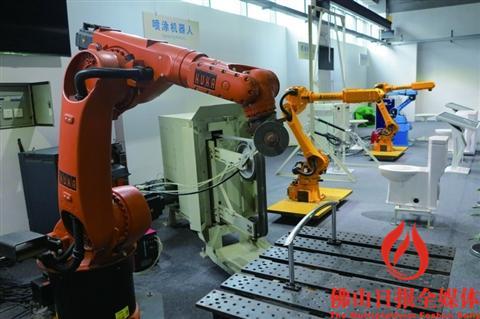 中国侨网南海区广工大数控装备协同创新研究院展示中心里展示的众多工业机器人。