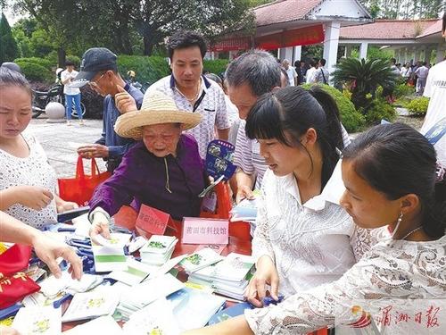 中国侨网宣传活动吸引市民前来观看。