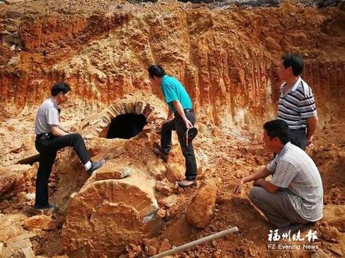 中国侨网挖掘现场。(图片来源:福州晚报)