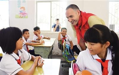 中国侨网外教在给五村小学学生上英语课。 本报记者程范淦 通讯员李健 摄