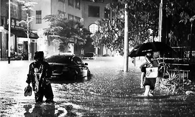 中国侨网24日晚强降雨，万宁万城镇一些路段积水。