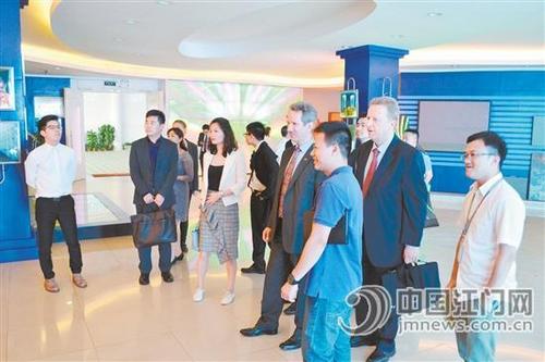 中国侨网德国经贸代表团一行到访江门市，前往中欧合作区核心区参观考察了中欧合作创新中心和部分企业。