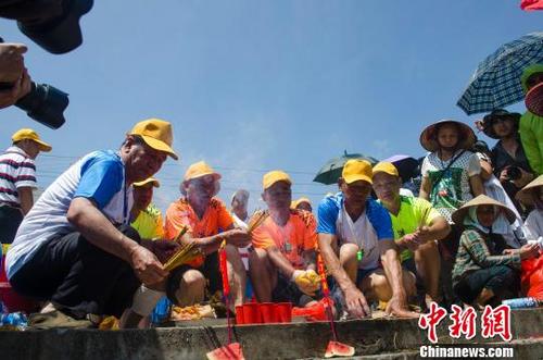 中国侨网图为祭海仪式。 翟李强 摄