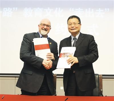 中国侨网郑通涛（右）与来宾签署合作协议。