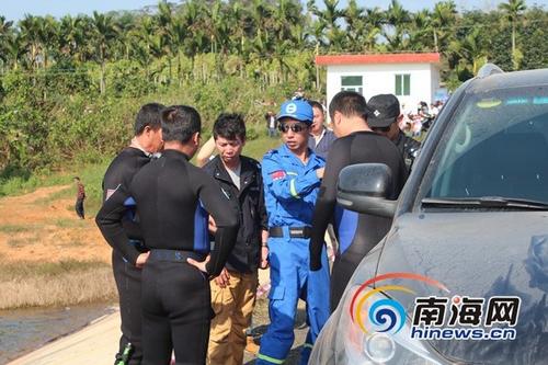 中国侨网张宗飞(中间蓝衣者)和其他队员在工作。张宗飞供图