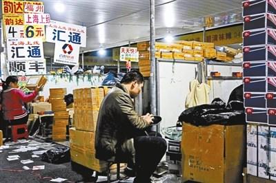 中国侨网商贩在莆田安福市场的快递点发送高仿鞋