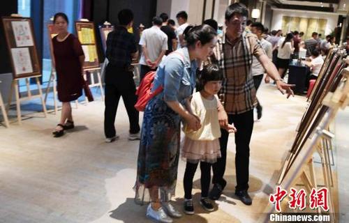 中国侨网 6月3日,“符至心宁”——闽台民俗信仰符箓展在福州启幕,共展出来自闽台两地100余家宫庙的代表性符箓展品。 记者刘可耕 摄