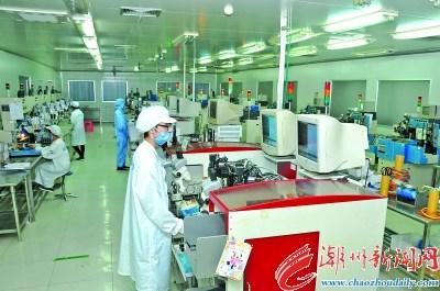 中国侨网今年1-4月,我市工业经济运行平稳,全市规上工业实现增加值113.9亿元,增长7%。图为创佳集团微电子半导体生产车间生产场面。 本报记者 陈宏文 摄