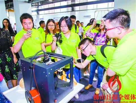 中国侨网昨日,媒体记者们在佛山市南海区广工大数控装备协同创新研究院参观采访,现场认真观看3D打印技术展示。 /佛山日报记者周春摄
