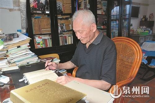 中国侨网年过八旬的吴幼雄老教授深居古城老巷，一直关注海丝文化保护。