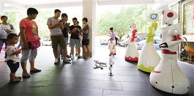 中国侨网图为机器人表演节目。