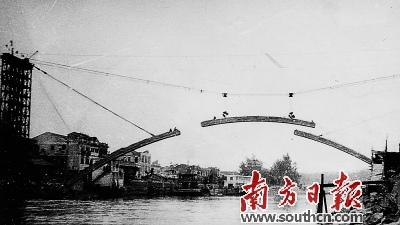 中国侨网蓬江大桥悬吊式大梁合龙的情景。江门市档案局供图