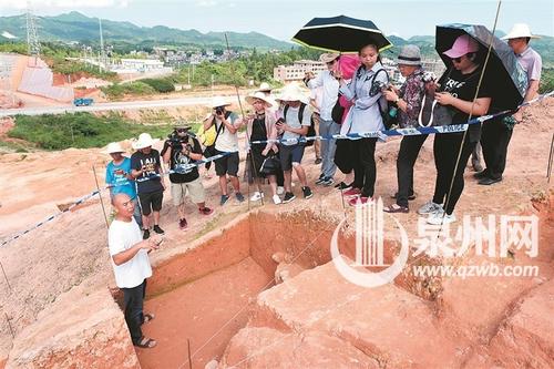 中国侨网“永春苦寨坑原始青瓷窑址”首次向公众开放，吸引了许多文史爱好者、考古爱好者前往探秘。