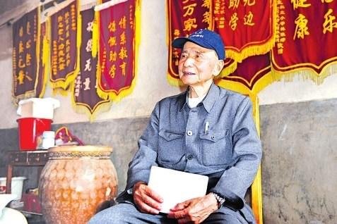 中国侨网去年5月曾德梅老先生接受海都记者采访时,一再表示只要还能走得动,就会继续帮助那些需要帮助的学生