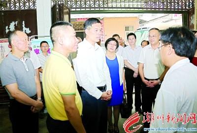 中国侨网潮州市委书记刘小涛等在枫溪区长德办事处枫一村卫生站调研。 本报记者 陈宏文 摄