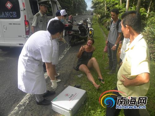 中国侨网外国女子意外摔车，边防民警急忙救助。通讯员 张耀中 摄