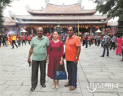 中国侨网许世吟娥带斯里兰卡朋友参观开元寺。（许世吟娥 供图）