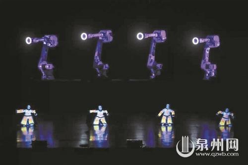 中国侨网荧光木偶戏与机械臂互动演出 （导演组供图）
