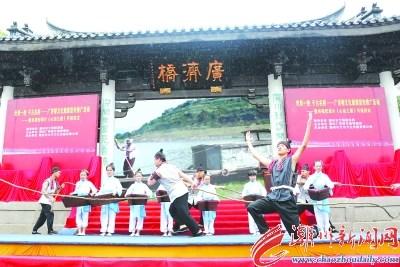 中国侨网图为世界一绝、千古名桥——广济桥文化旅游宣传推广活动上，原创歌舞剧《启闭演示古桥情》表演场面。陈宏文 摄