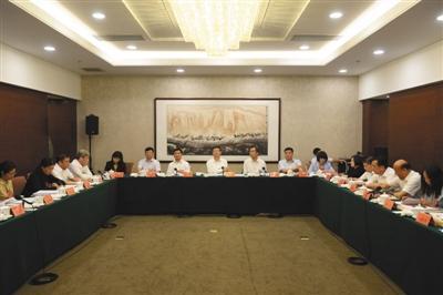 中国侨网党代会代表在分团讨论会场讨论报告。昨日,中国共产党北京市第十二次代表大会举行分团讨论。新京报记者 吴江 摄