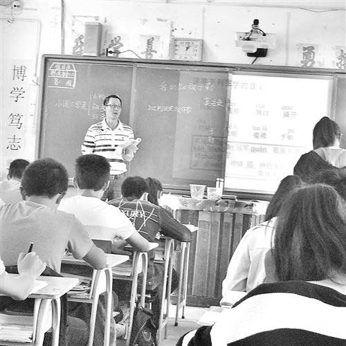 中国侨网黄仙永曾在南日岛执教了17年，尽管教学、生活等条件艰苦，他还是多次放弃调离的机会