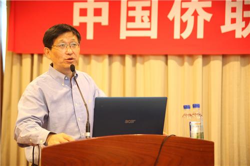 中国侨网中国侨联特聘专家委员会副秘书长、资源与信息委员会秘书长方彤做分享报告。