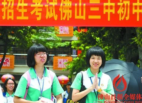 中国侨网昨日中午,结束上午两科考试的考生从考点走出,一名考生双手合十,祈祷考出好成绩。佛山日报记者 甘建华摄