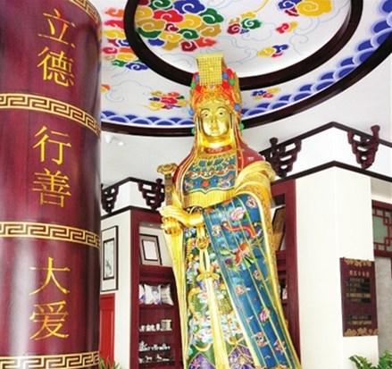 中国侨网妈祖圣像身披霞帔手持如意，仪态雍容