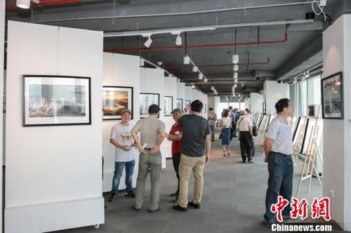 中国侨网6月25日,“镜观榕城·定格蔚蓝”——“两岸情一家亲”摄影展在福州开幕。 吴伯锋 摄