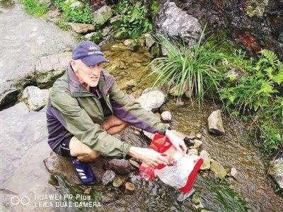 中国侨网外教伊凡的愿望是大罗山没有垃圾。赵用 朱帆 摄