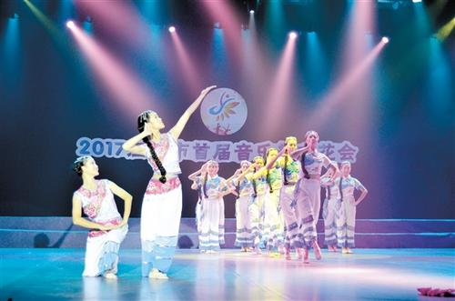 中国侨网由恩平市职业技术教育中心带来的节目《阿姐拜月》，弘扬了传统节庆文化。