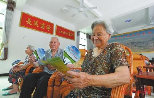 中国侨网长安村医养中心里，老人正在避暑休息。
