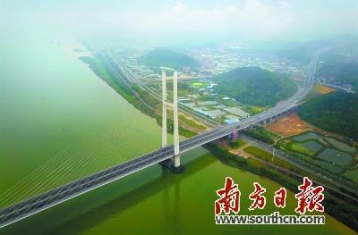 中国侨网江门大道等重点交通项目的推进,改善了江门的区位优势,助力江门融入珠三角核心圈。 张由琼 摄