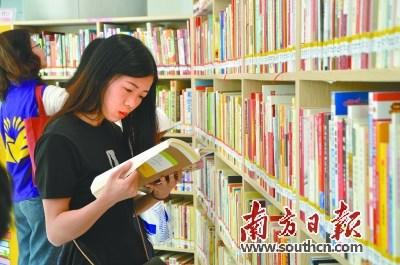中国侨网24小时自助图书馆方便市民随时学习。南方日报记者 潘伟珊 摄