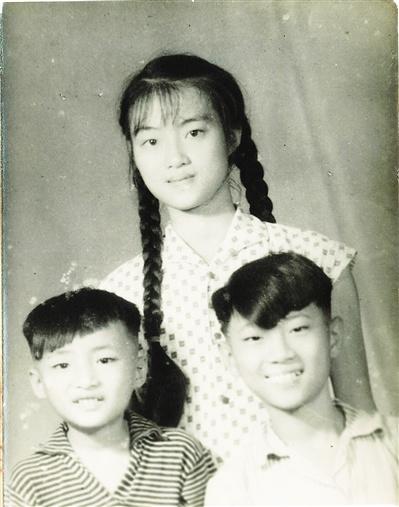 中国侨网1960年代,符孔遴的三女儿符祥香、次男符祥钢(前右)和三男符祥铀的合影。