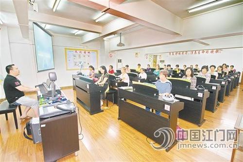 中国侨网江门市老干部大学的学员们正在专心上课